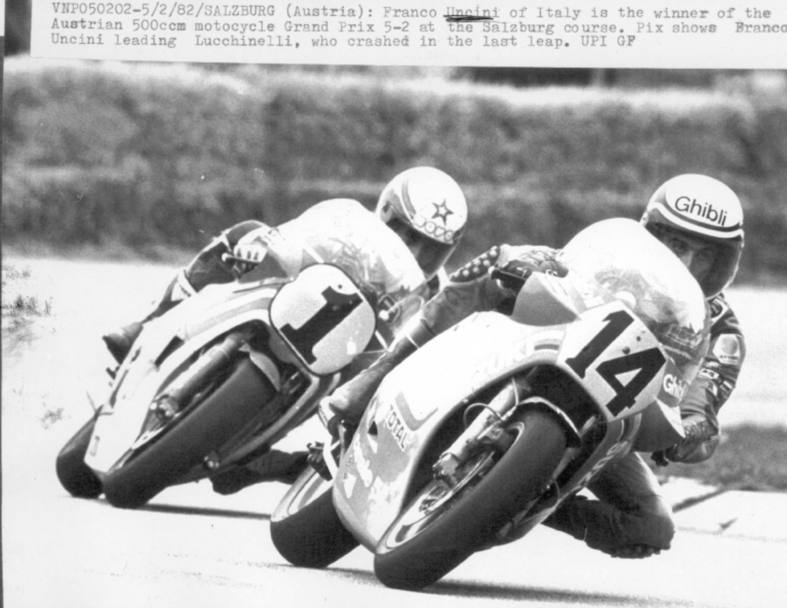 Un altro successo del 1982, quello riportato in Austria sul circuito di Salisburgo: in questa immagine, Uncini guida la gara davanti a Lucchinelli (Upi)